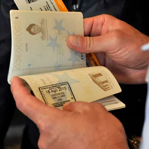 Bei der Passkontrolle entdeckten Bundespolizisten, dass ein Haftbefehl gegen die Frau vorlag. (Symbolfoto)