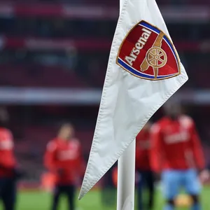 Eckfahne mit Logo des FC Arsenal