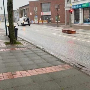 Der Sarg liegt mitten auf der Straße.
