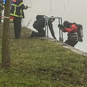 Leiche in Alster entdeckt – Feuerwerhrtaucher im Einsatz