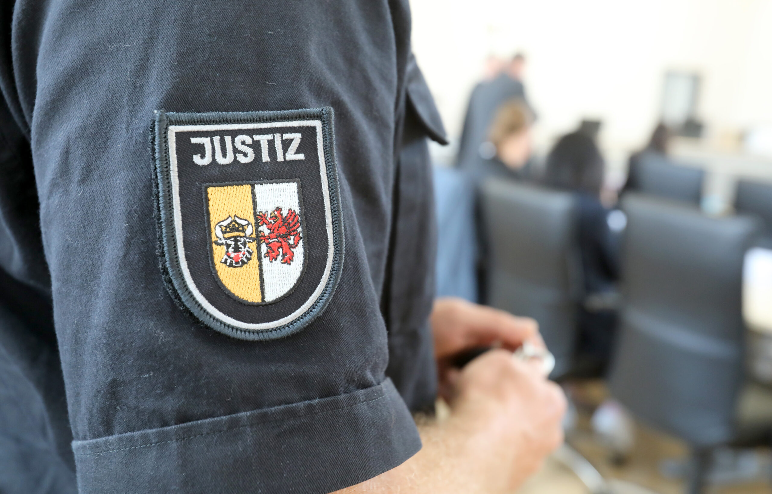 Nahaufnahme des Schulterabzeichens eines Justizbeamten im Landgericht Rostock.