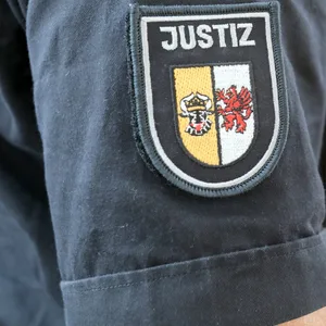 Nahaufnahme des Schulterabzeichens eines Justizbeamten im Landgericht Rostock.
