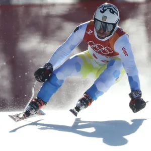 Ukrainischer Ski-Fahrer Ivan Kovbasnyuk bei der Abfahrt
