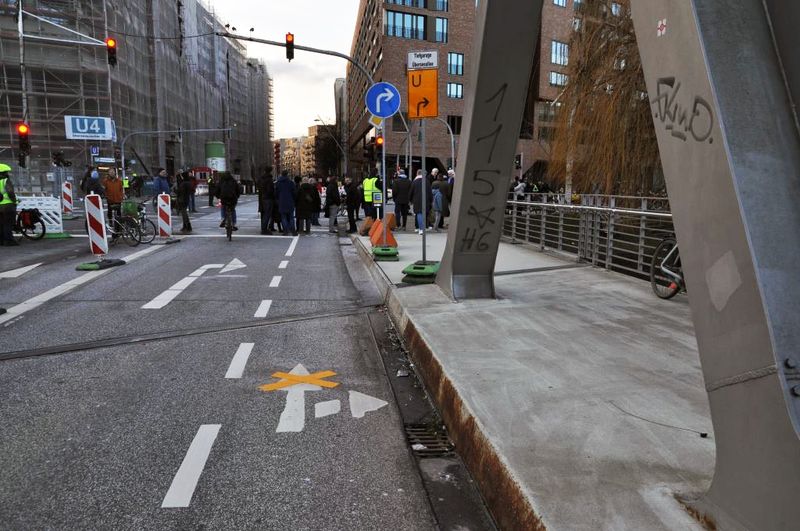 Die Polizei hat die Verkehrsführung an der Kreuzung nun behelfsmäßig geändert.