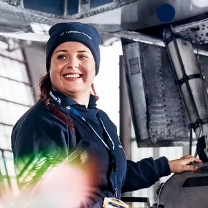 Eine Technikerin der Lufthansa
