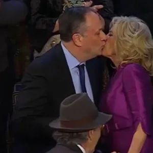 Jill biden Kuss Joe Biden Harris Emhoff