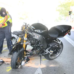 Biker rast in abbiegendes Auto und stirbt
