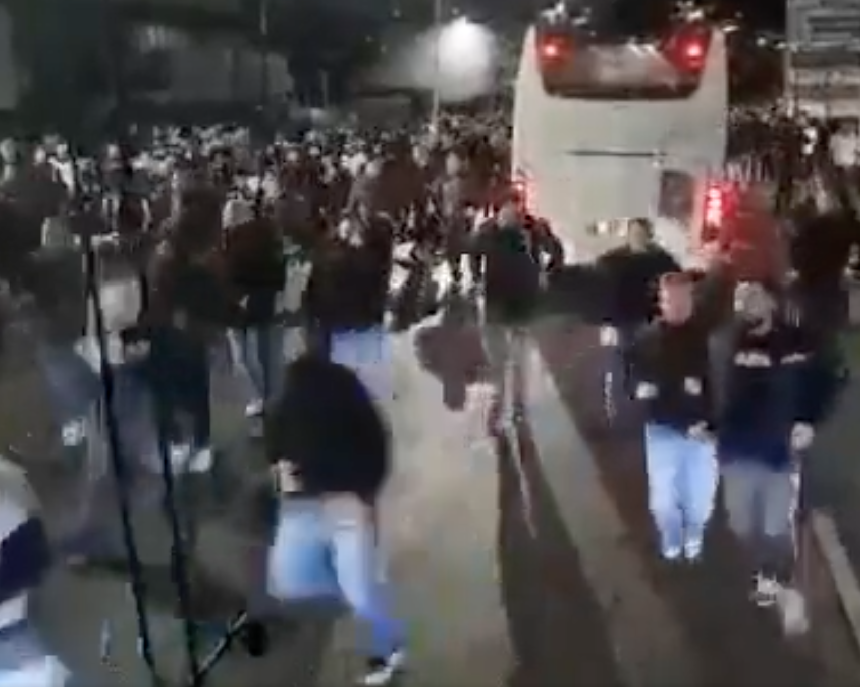 In einem Video sind die Szenen rund um die Bus-Abfahrt der Schalke-Fans zu sehen.
