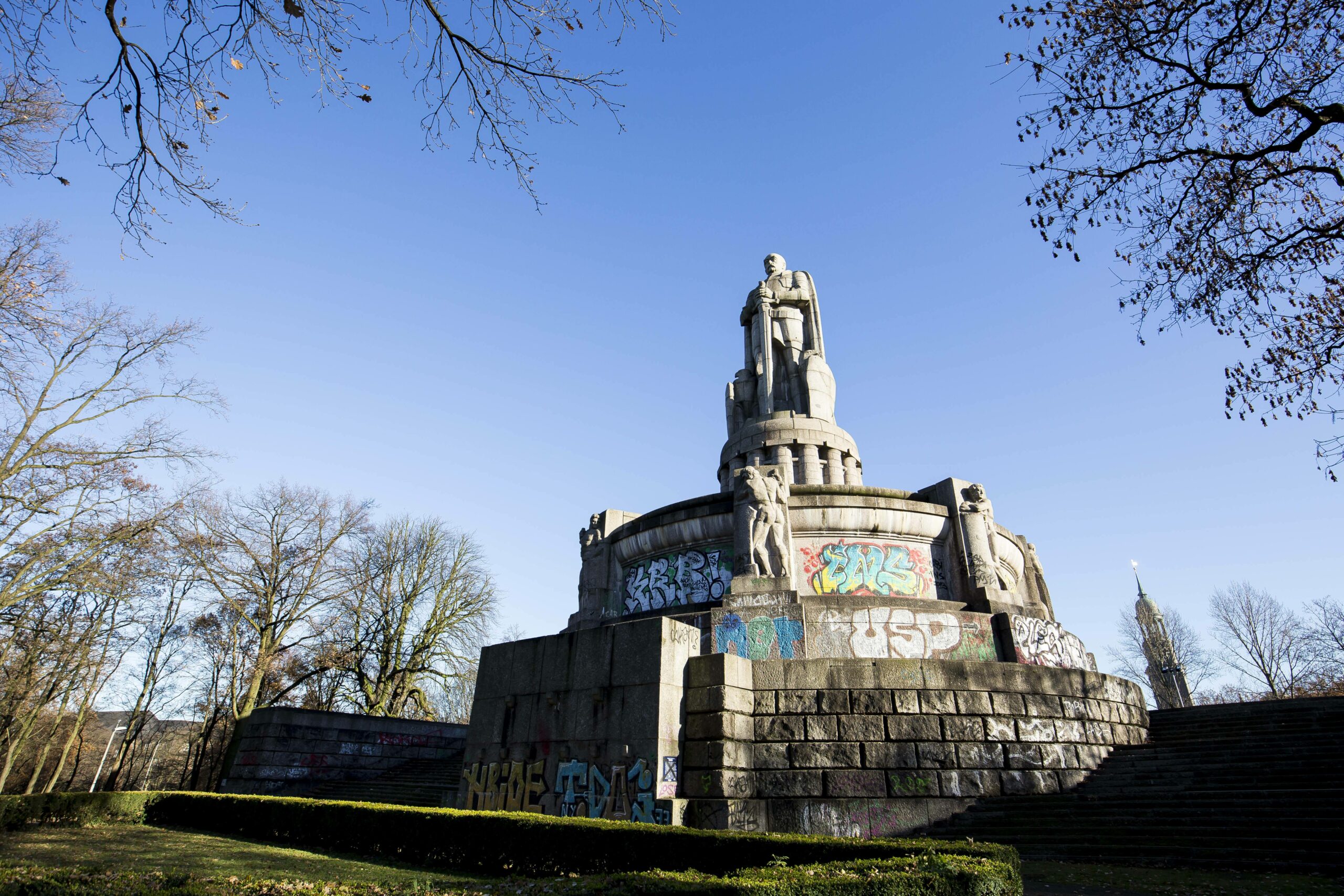 Das Bismarck-Denkmal in Hamburg steht seit längerem, mit Blick auf die Kolonialgeschichte, in der Kritik.