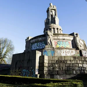 Das Bismarck-Denkmal in Hamburg steht seit längerem, mit Blick auf die Kolonialgeschichte, in der Kritik.