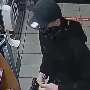 Der Täter kam mit einer Pistole rein und bedrohte den Angestellten direkt.