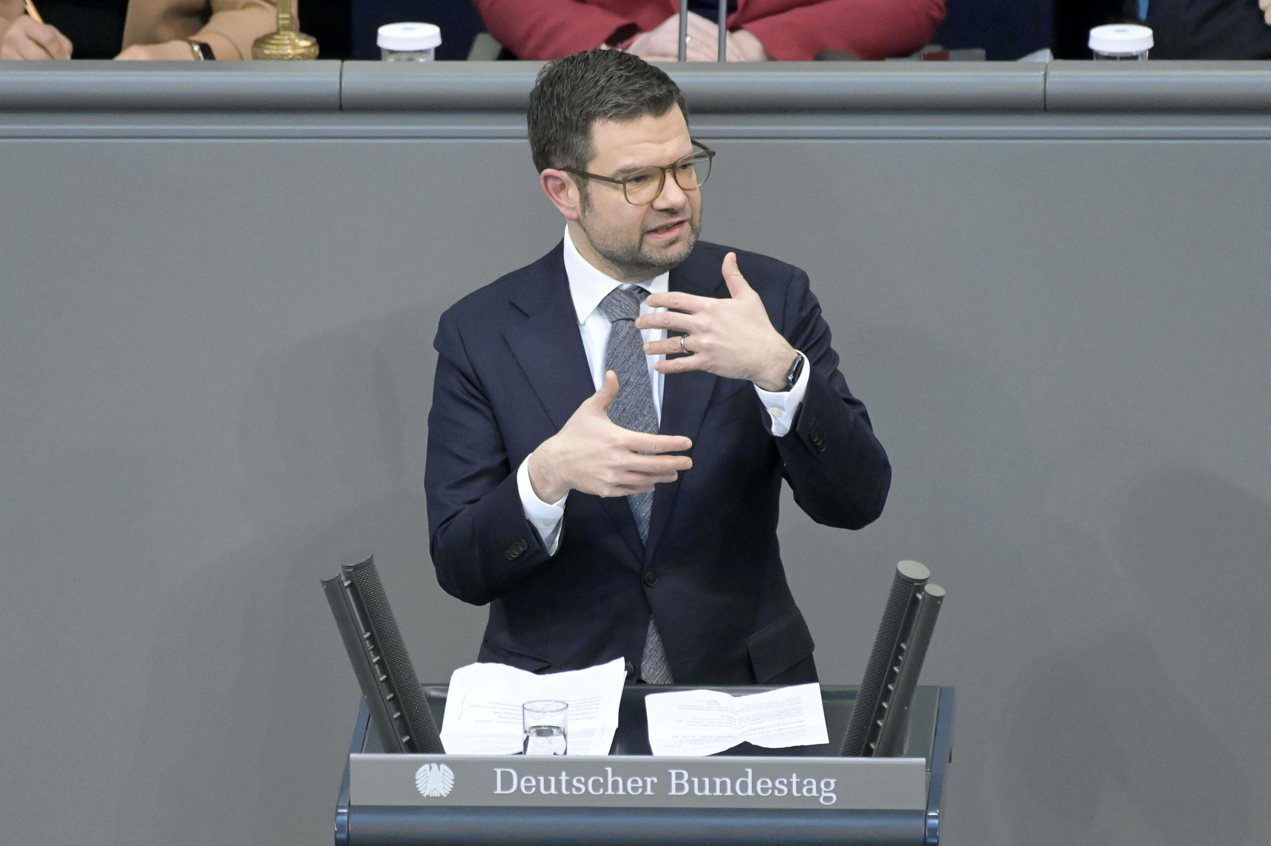 Marco Buschmann (FDP) wird von SPD und Grünen in die Mangel genommen.