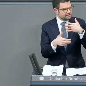 Marco Buschmann (FDP) wird von SPD und Grünen in die Mangel genommen.