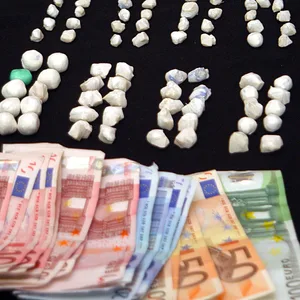 Neben mehr als 2500 Euro mutmaßlichem Dealgeld und Drogen fanden die Ermittler auch Waffen. (Symbolfoto)