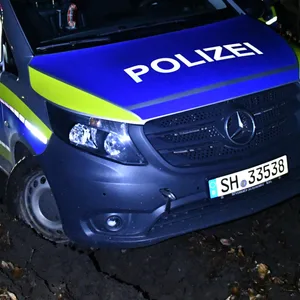 Streifenwagen fährt sich in Wentor im Matsch fest