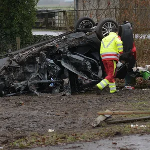 Der Unfallwagen liegt auf dem Dach und ist komplett zerstört.