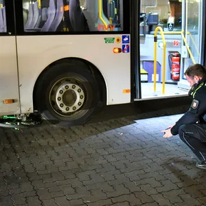 Ein Polizist an der Unfallstelle am Bahnhof in Geesthacht
