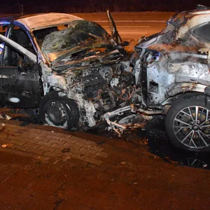 Suff-ahrer rast in parkenden PKW - dann geht sein Wagen in Flammen auf