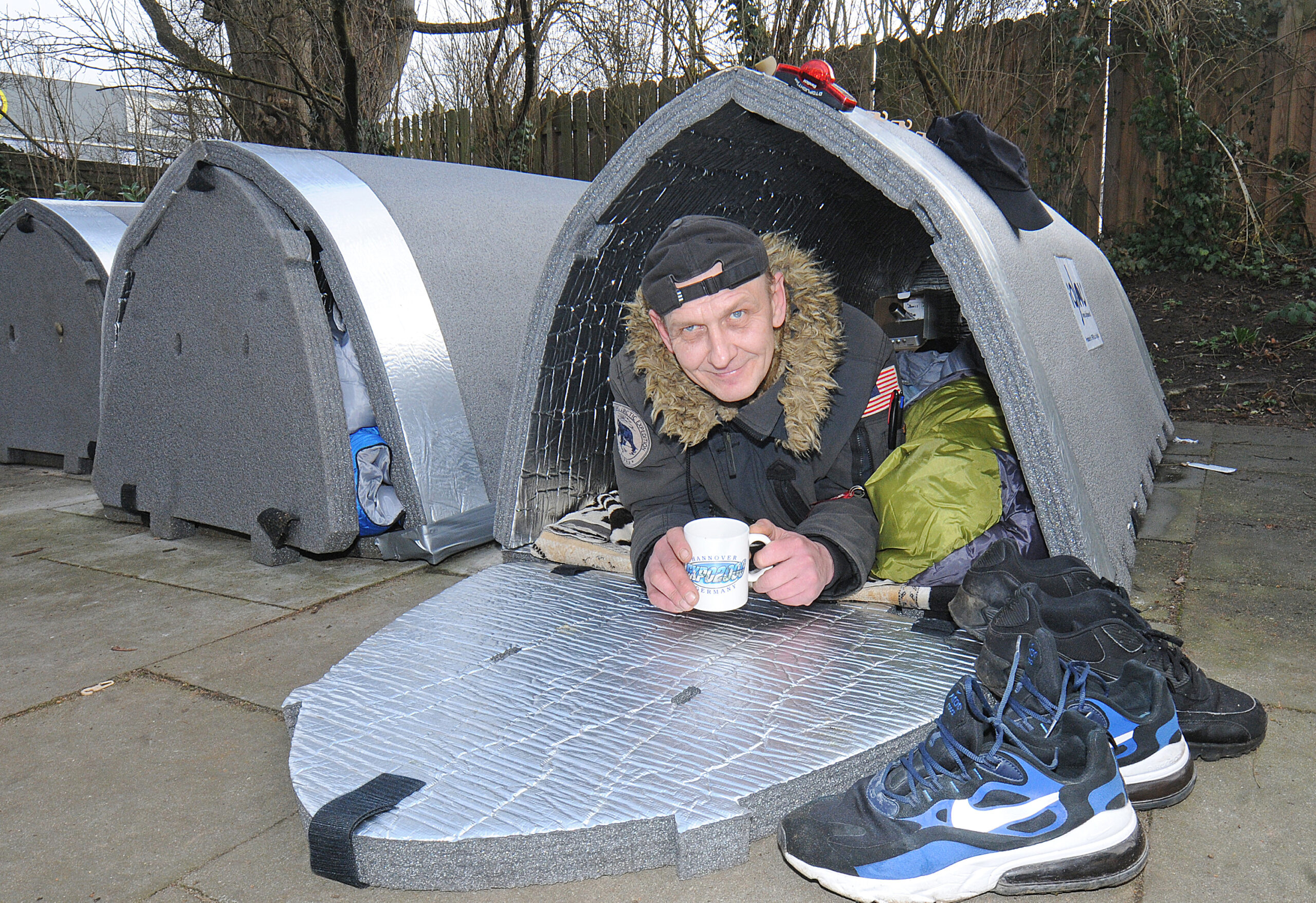 Obdachloser im Iglu-Zelt