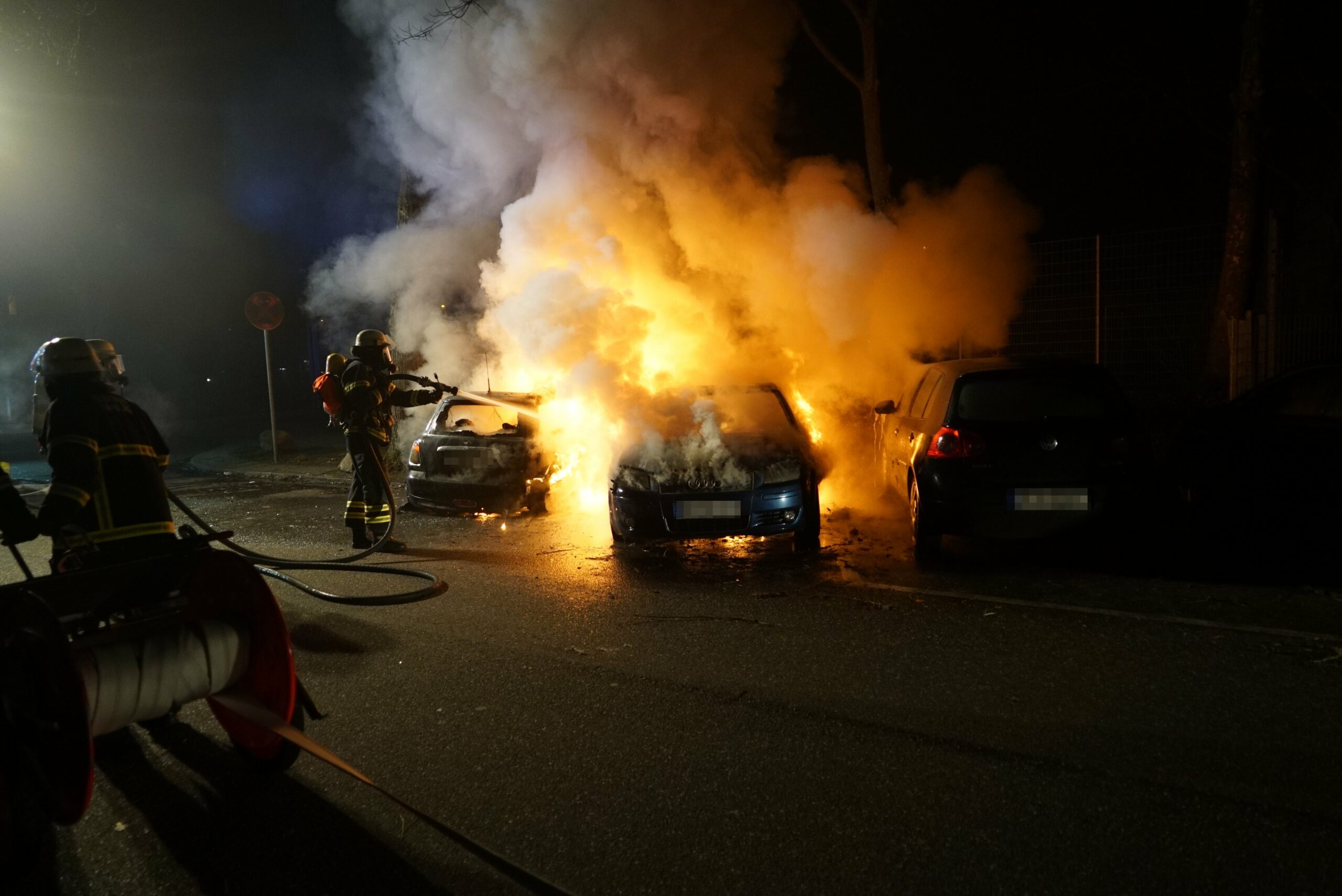Feuerwehrleute löschen zwei brennende Autos in Hohenfelde