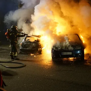 Feuerwehrleute löschen zwei brennende Autos in Hohenfelde