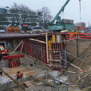 Auf dieser Baustelle am Schwanenwik wurde die Bodenanomalie entdeckt.