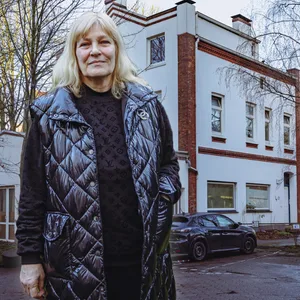 Nachbarin Gesa S. vor der Villa im Heußweg.