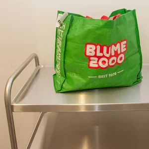 Eine grüne Einkaufstasche von Blume 2000