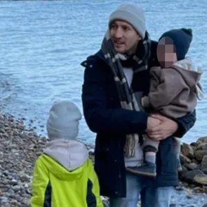 Vater Rouven Schipplick mit seinen drei Kindern am Strand
