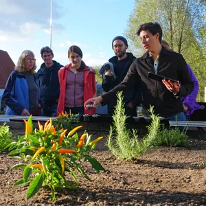 Ein Mitarbeiter erklärt bei der Einweihung die Funktionsweise des Farming-Roboters.
