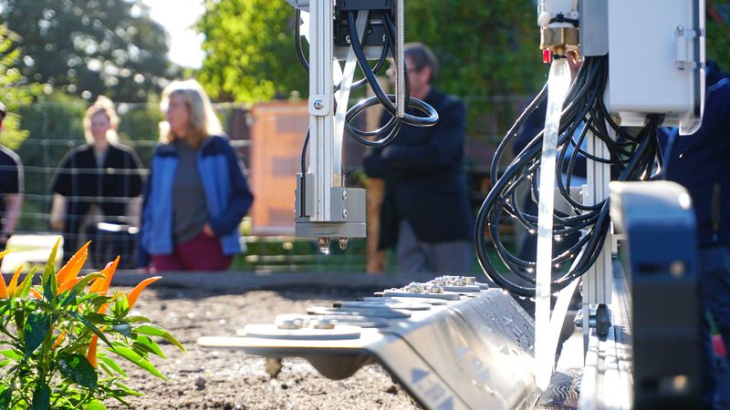 Wird der Farming-Roboter künftig in Hamburgs Gärten werkeln? Hier wird erprobt, wie nachhaltig er wirklich ist.