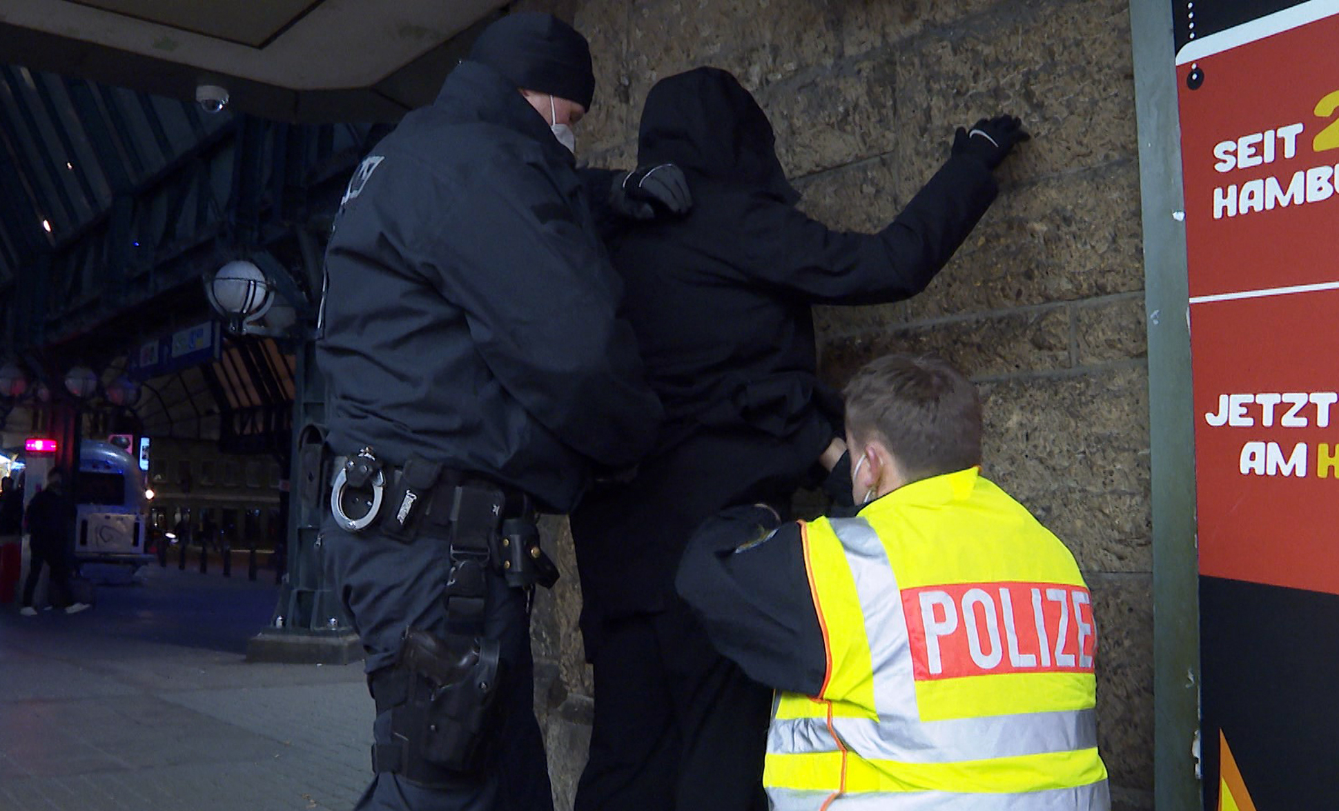 Polizisten nehmen einen Mann am Hauptbahnhof fest (Archivbild).