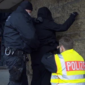 Polizisten nehmen einen Mann am Hauptbahnhof fest (Archivbild).