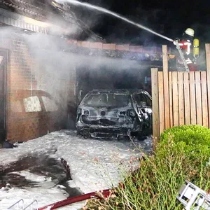 In der Nacht zum 18. Februar brannten in Neumünster zwei Carports. Die Flammen griffen auf das Dach eines Wohnhauses über.