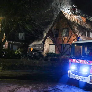 erst brennt der Carport, dann das Dach – Großeinsatz in Neumünster