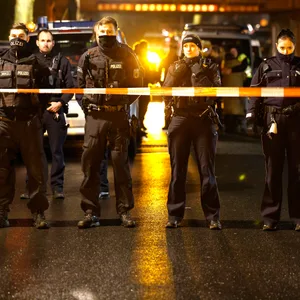 Polizisten schirmen die Unfallstelle in Recklinghausen ab.