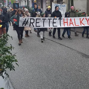 In Ottensen wurde am Samstag für den Erhalt des Antiquitätengeschäftes „Halkyone“ demonstriert.