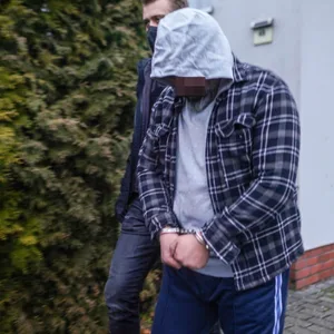 Ein Verdächtiger wird abgeführt.