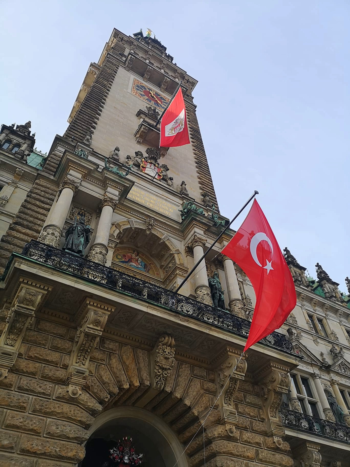 Das Hamburger Rathaus hat die Hamburgflagge über dem Eingang gegen eine Flagge der Türkeigetauscht.