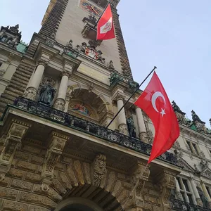 Das Hamburger Rathaus hat die Hamburgflagge über dem Eingang gegen eine Flagge der Türkeigetauscht.