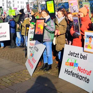 Gruner+Jahr Mitarbeiter demonstrieren auf dem Rathausmarkt.