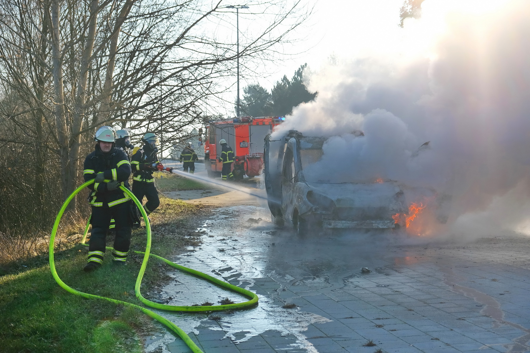 Neben A25 – Kastenwagen geht in Flammen auf