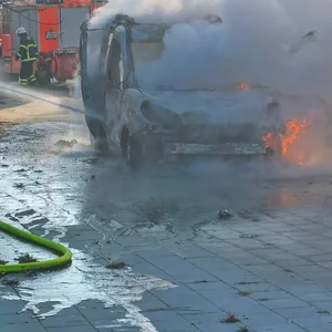 Neben A25 – Kastenwagen geht in Flammen auf