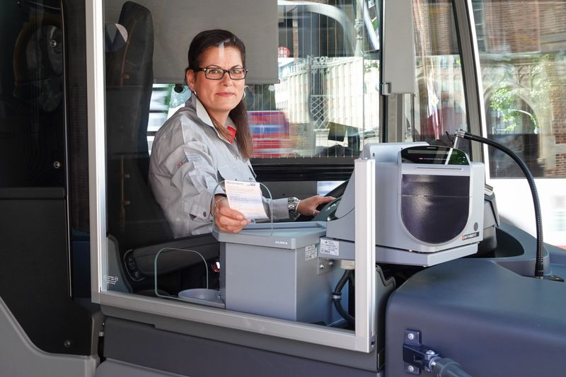 Eine Busfahrerin der Hochbahn bei der Arbeit.