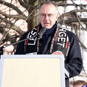 Karl-Heinz Rummenigge gedenkt der Toten des Flugzeugabsturzes.