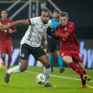 Jakub Jankto (l.) und Jonathan Tah (r.) beim Spiel Deutschland vs. Tschechien in Leipzig am 11.11.2020