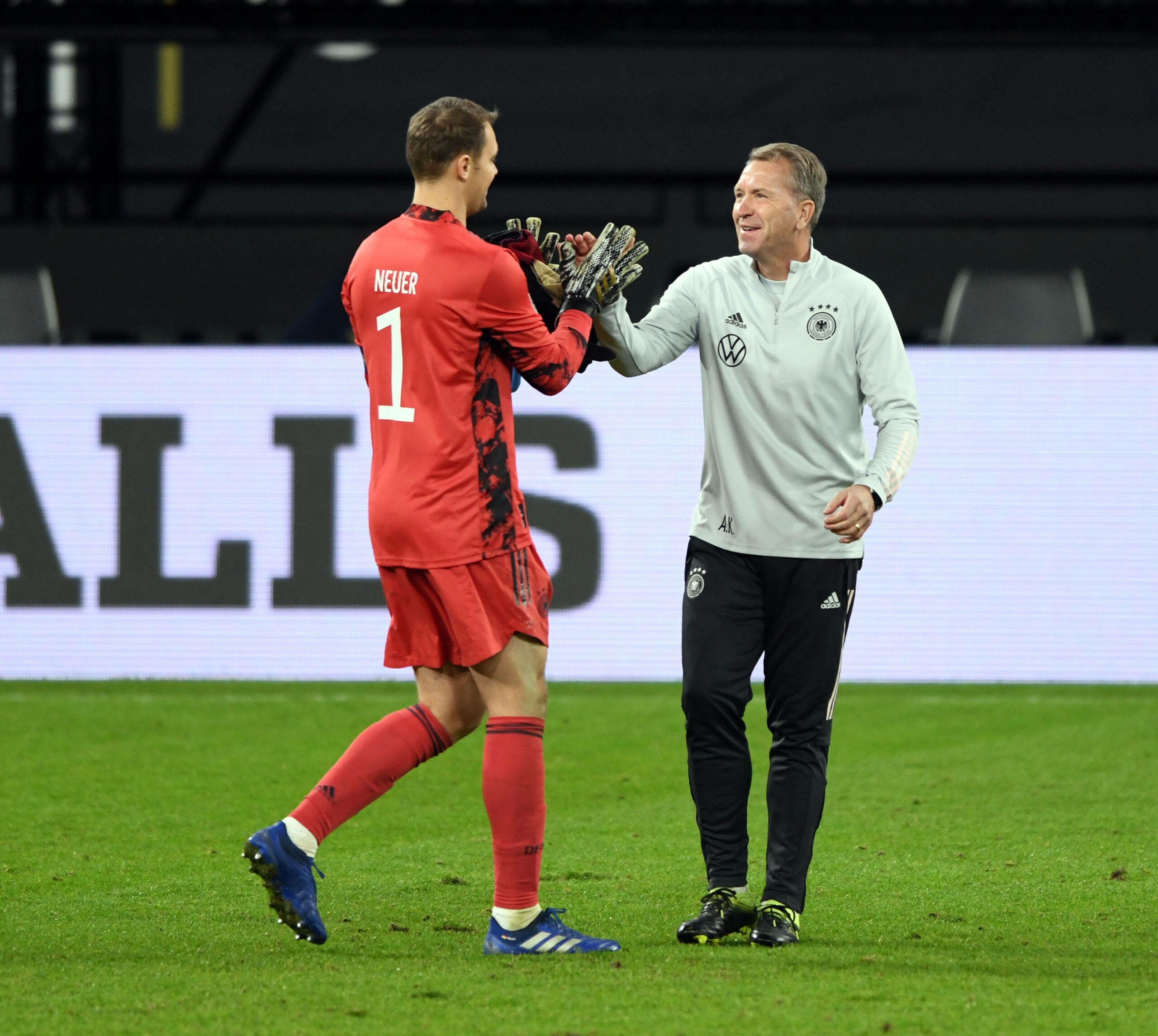 Manuel Neuer und Andreas Köpke beim Spiel Deutschland gegen Ukraine