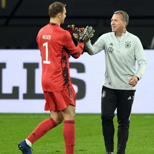 Manuel Neuer und Andreas Köpke beim Spiel Deutschland gegen Ukraine