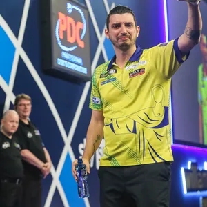 Darts-Profi Diogo Portela winkt ins Publikum