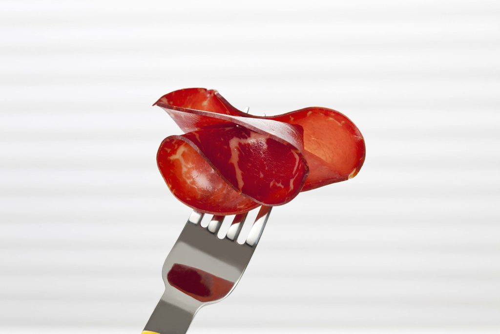 Rauchfleisch ist schon seit Mitte des 19. Jahrhunderts eine Spezialität in Hamburg.